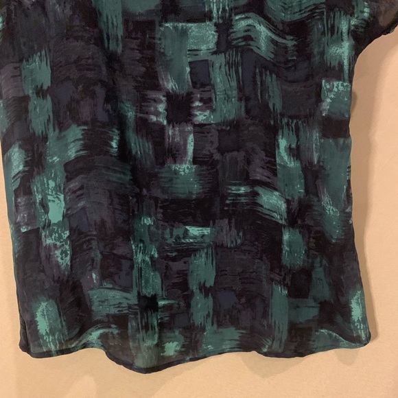 Banana Republic Silk Top | Gorgeous Green/Black Pattern | Size Small - Picture 3 of 5